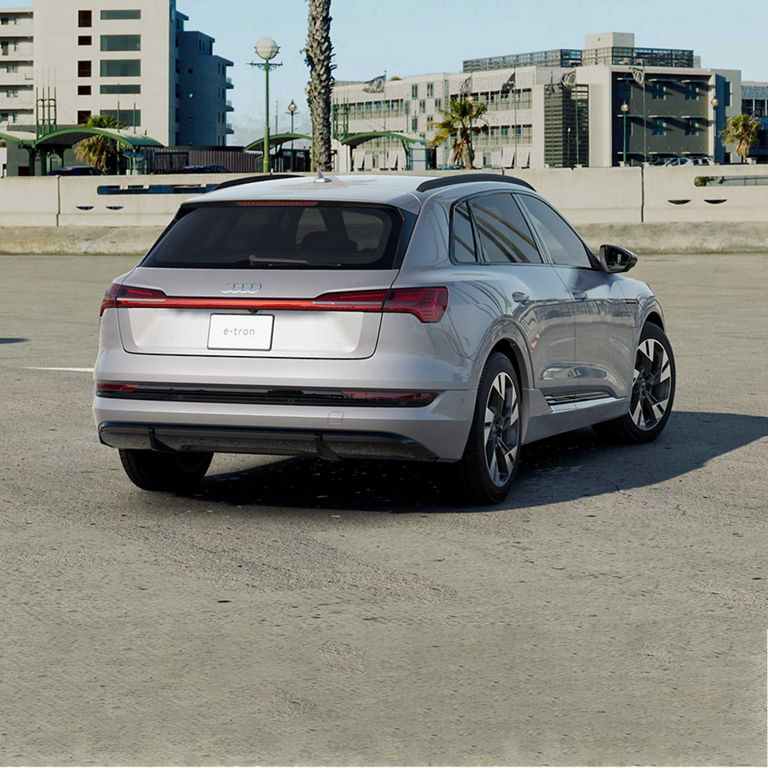 Profil arrière aux trois quarts de l'Audi e-tron.