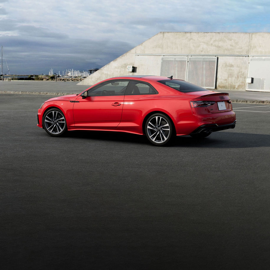Vue de trois quarts arrière de l’Audi S5 Coupé.