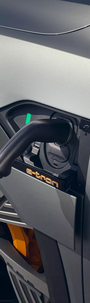 Gros plan du port de recharge de l'Audi e-tron Sportback.