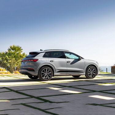 Audi Q4 e-tron 2022 branché à une borne de recharge.
