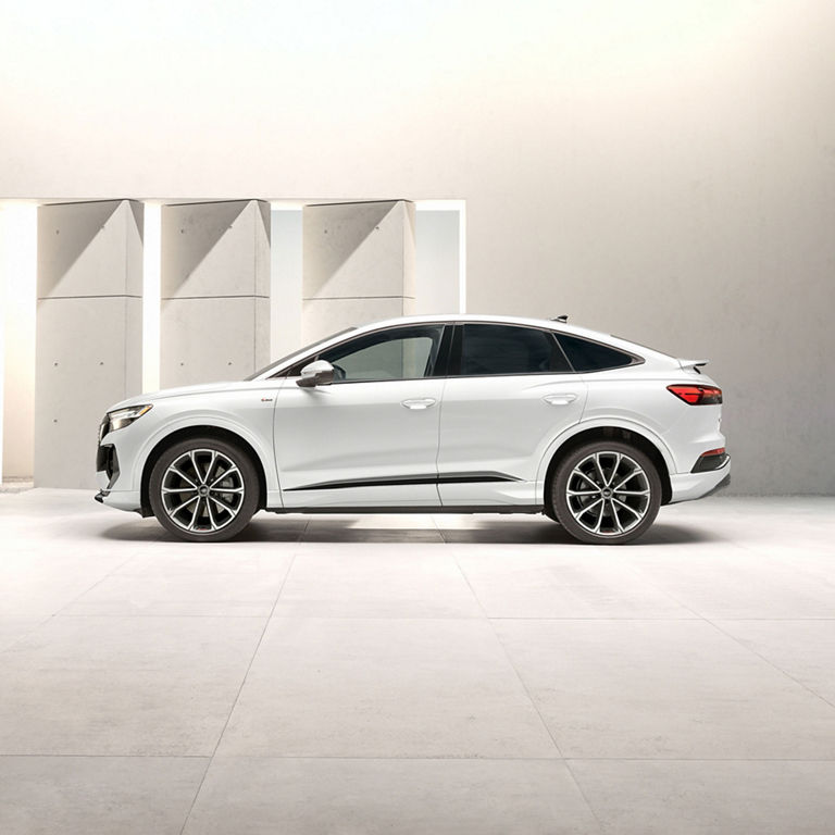 Side profile of the Audi Q4 Sportback e-tron. 