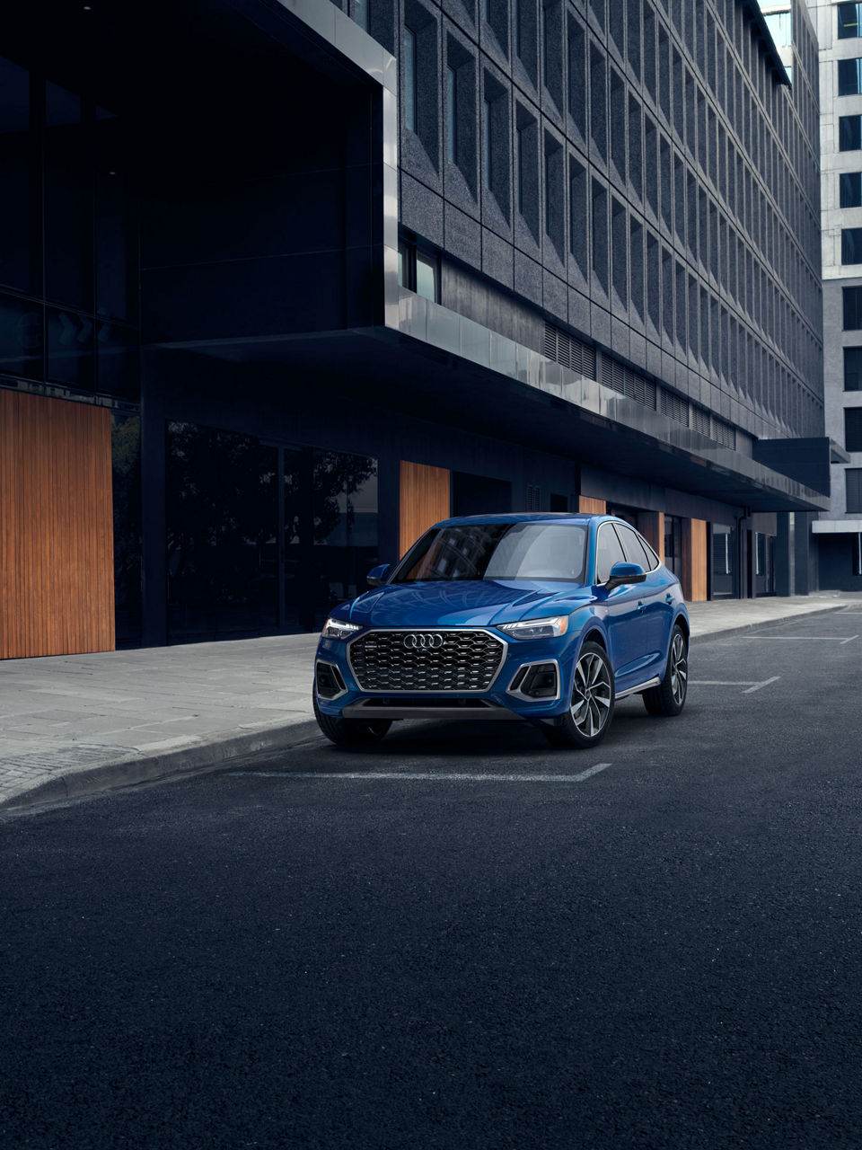 Three-quarter front view of the Audi Q5 Sportback.