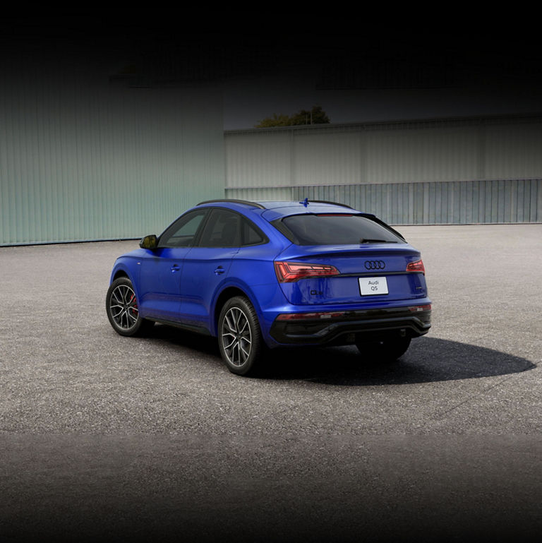 Vue de trois quarts arrière de l’Audi Q5 Sportback. 