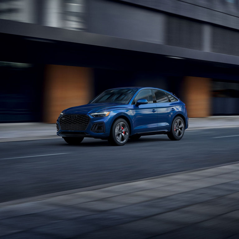 Vue de trois quarts avant de l'Audi Q5 Sportback e-tron en déplacement.