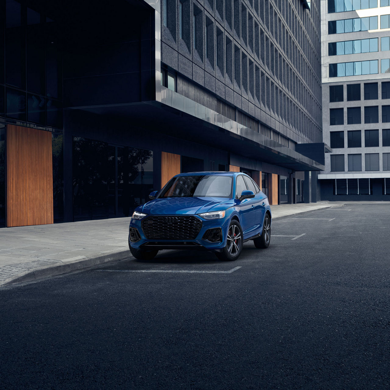 Three-quarter front view of the Audi Q5 Sportback.