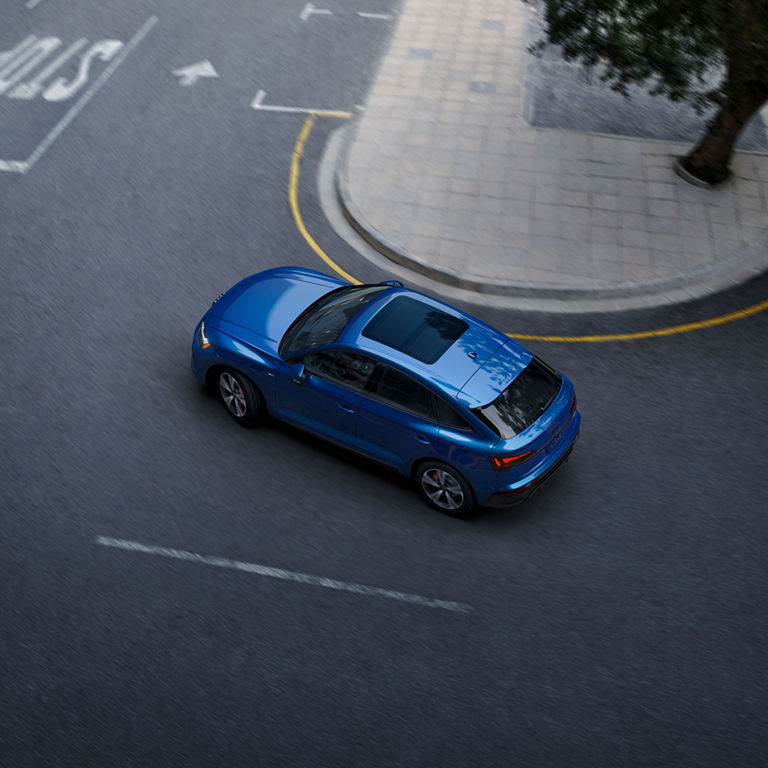 Vue aérienne de l’Audi Q5 Sportback en accélération.