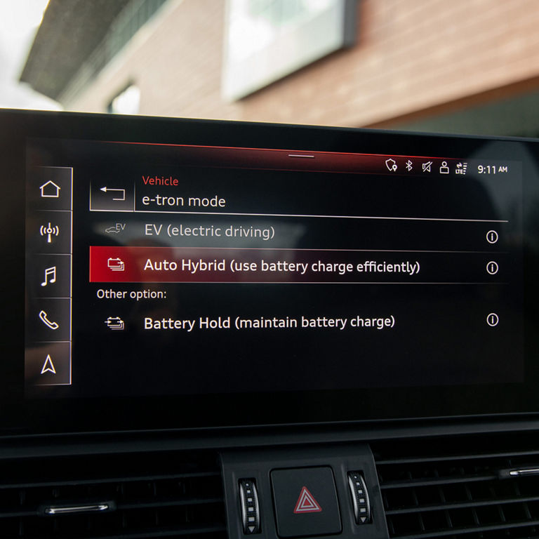 Gros plan du système d’affichage MMI touch montrant les options modes pour gérer la batterie dans l'Audi Q5 TFSI e.