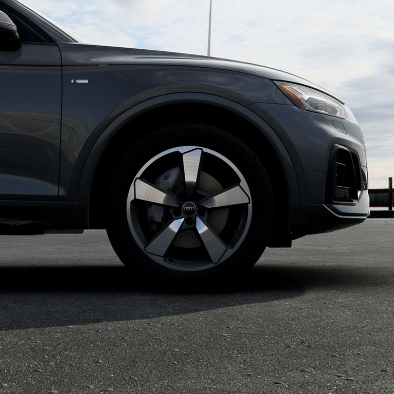 Close-up of the wheel on the Audi Q5 TFSI e.