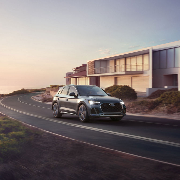 Vue de trois quarts avant de l'Audi Q5 TFSI e en accélération.