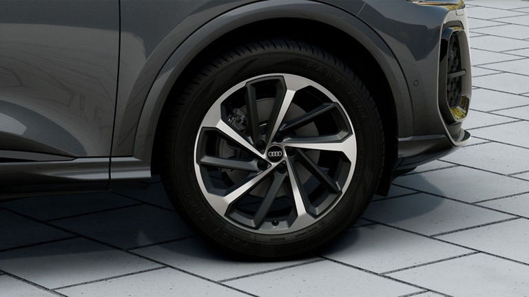 Gros plan sur un pneu arrière de l’Audi Q5.