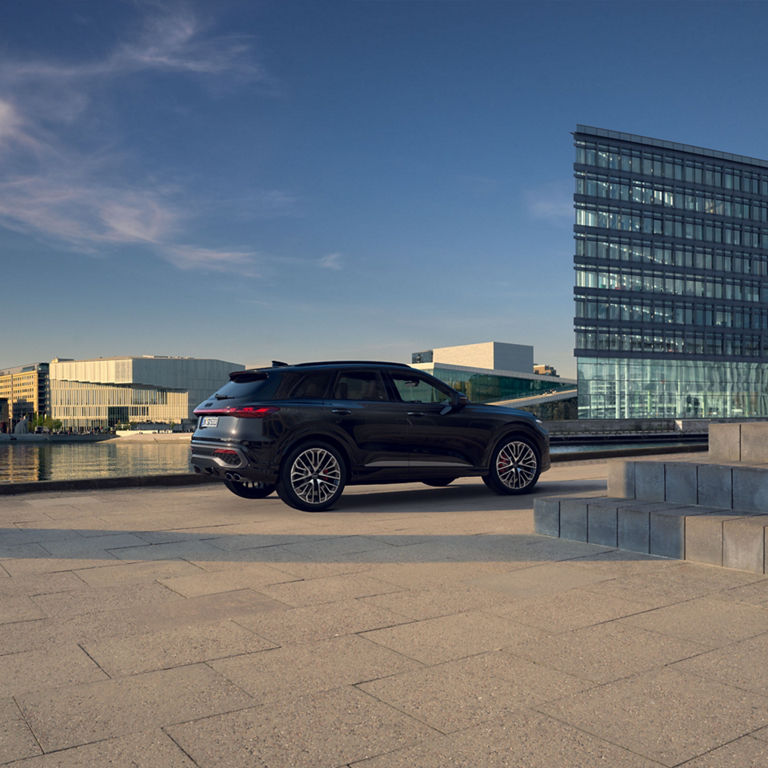 Front profile of the Audi Q5 Sportback.