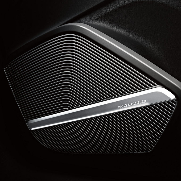 Gros plan des haut-parleurs Bang & Olufsen de l’Audi Q5 Sportback.
