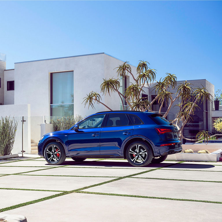 Three-quarter rear view of the Audi Q5 parked.