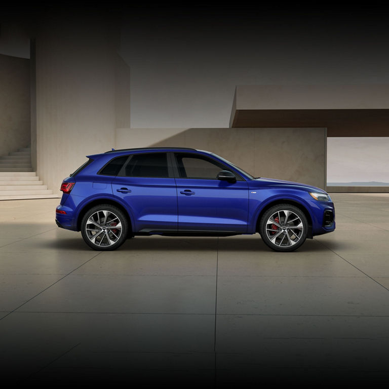 Side view of the Audi Q5 parked. 