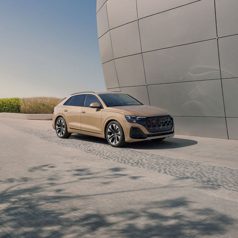 Profil avant trois quarts surélevé de l’Audi Q8.