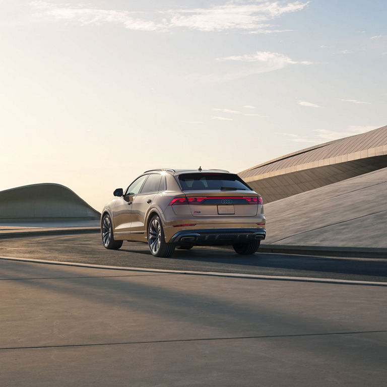 Vue de trois quarts arrière de l’Audi Q8 en accélération.