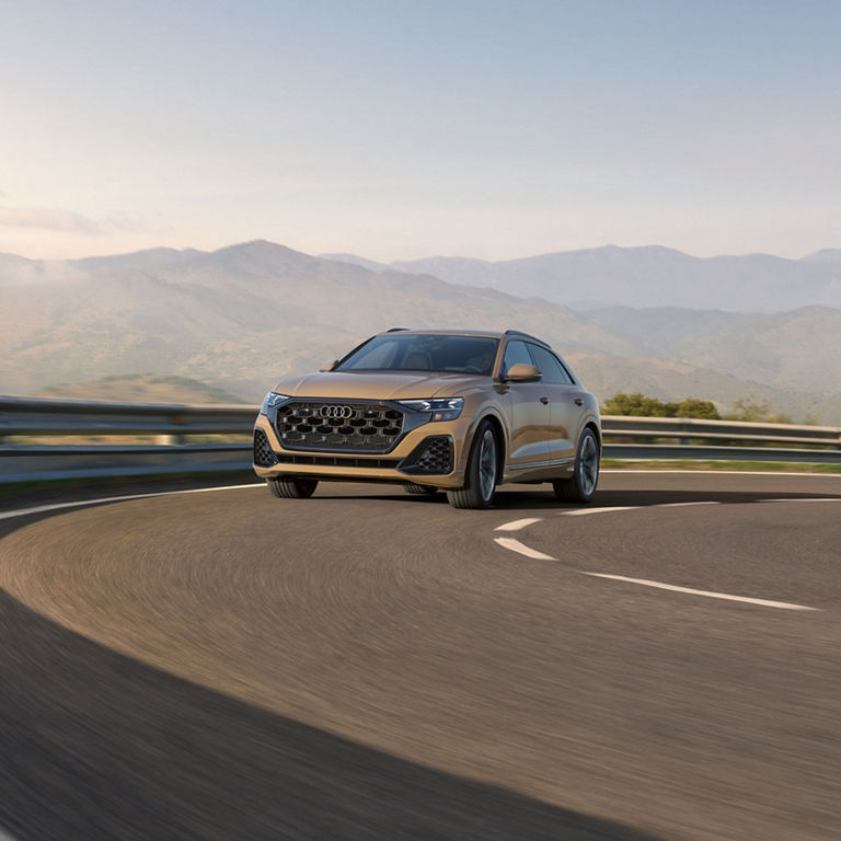 Plan avant de trois quarts de l’Audi Q8 en déplacement.