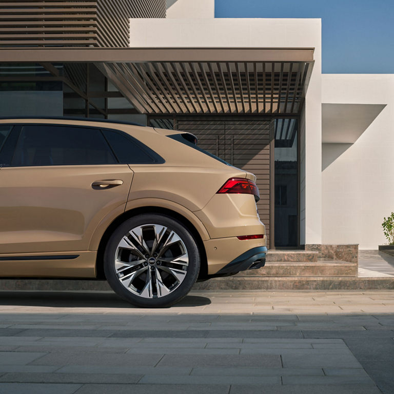 Gros plan de la roue de l’Audi Q8. 