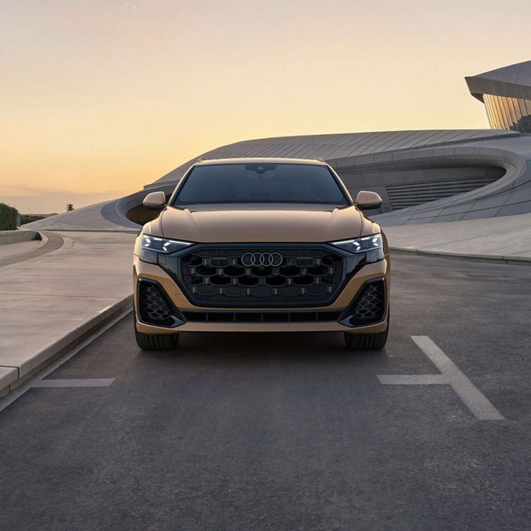 Gros plan sur le pare-chocs avant de l'Audi Q8.