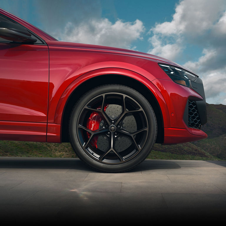 Close-up of the front wheel on the Audi RS Q8.