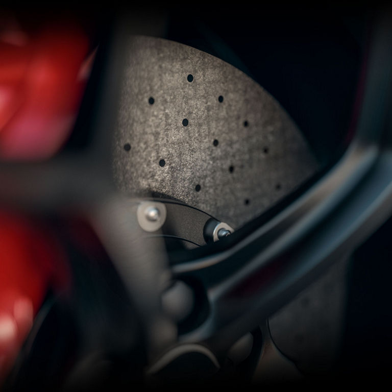 Close-up on the ceramic brakes on the Audi RS Q8.