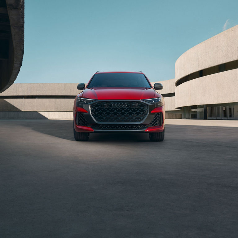 Front profile of the Audi RS Q8. 