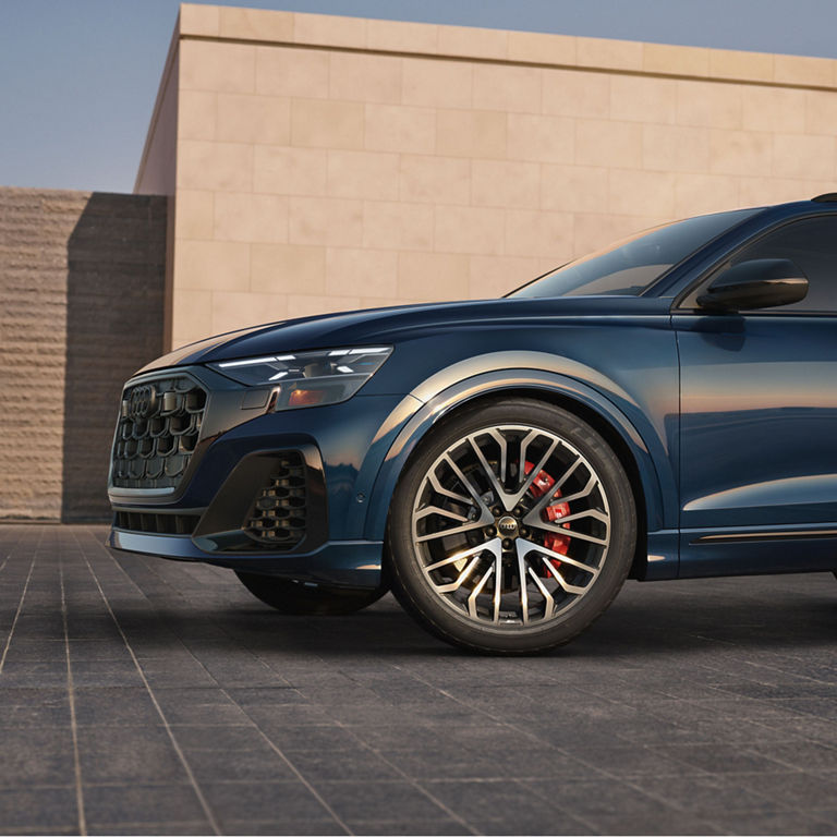 Side view of the Audi SQ8.