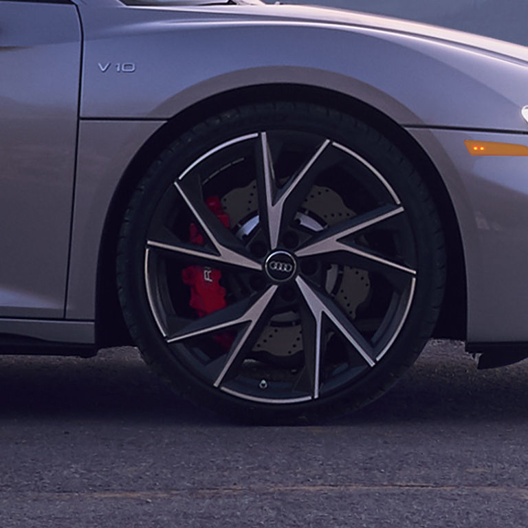 Gros plan de la roue de l'Audi R8 Spyder.