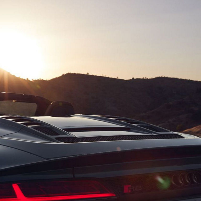 Gros plan du profil arrière de l'Audi R8 Spyder avec le toit baissé.