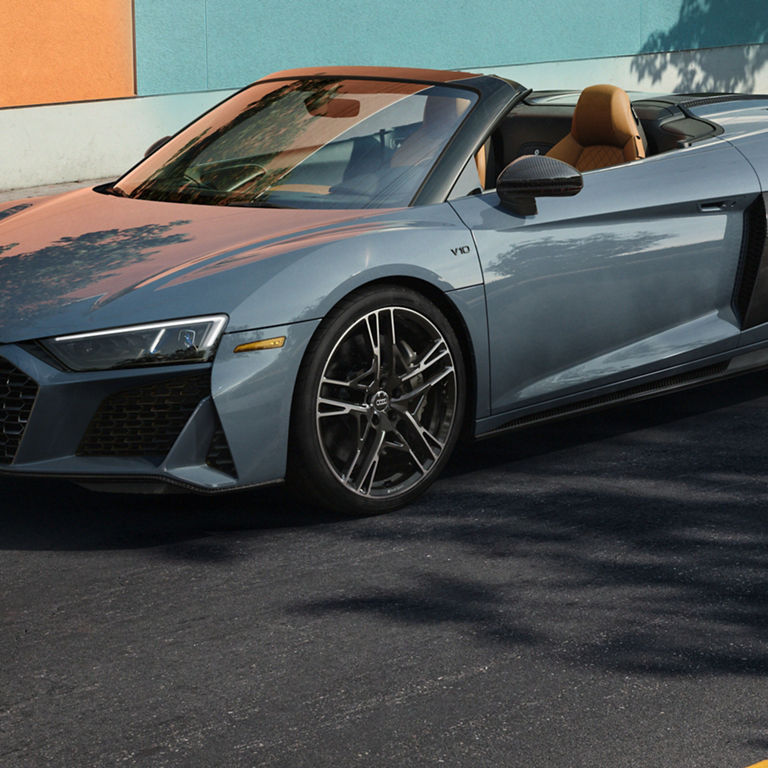 Gros plan de la roue avant de l'Audi R8 Spyder. 