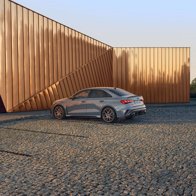 Vue de trois quarts latérale de l'Audi RS 3 garée.