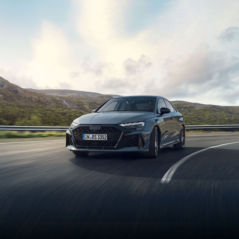 Vue de face de l'Audi RS 3 en accélération.