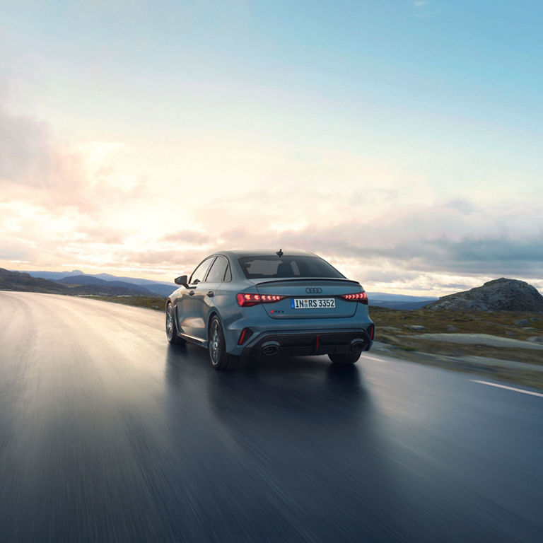 Vue de trois quart arrière de l'Audi RS 3 en accélération.