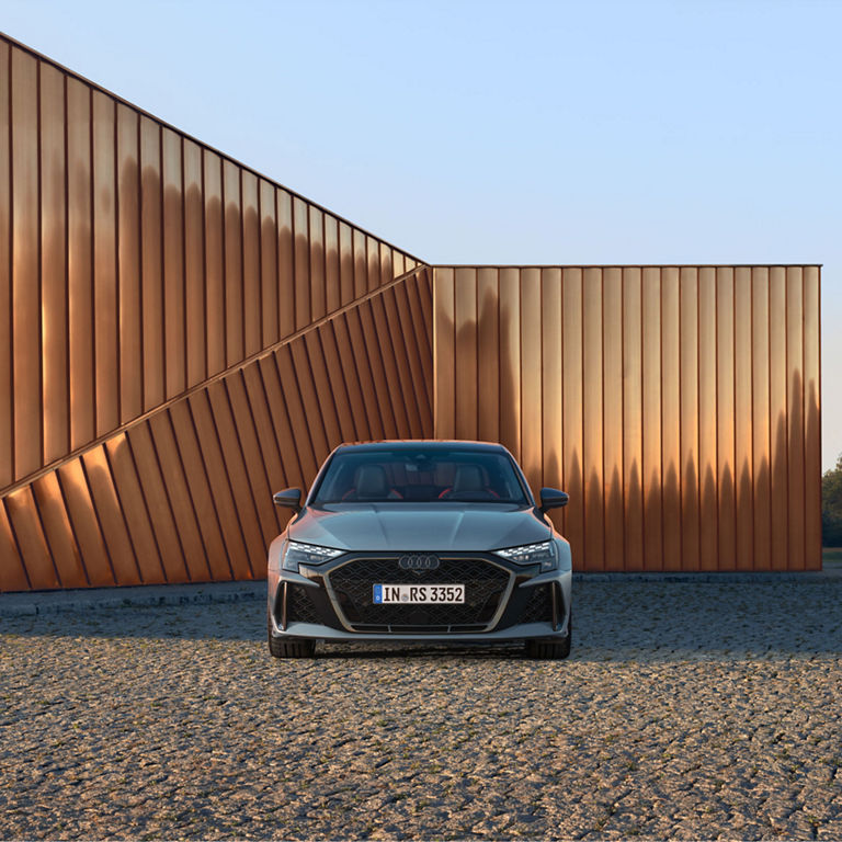 Profil avant de l'Audi RS 3, montrant les phares Matrix LED.