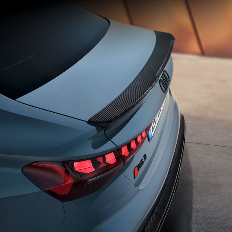 Vue latérale de l'Audi RS 3 garée.