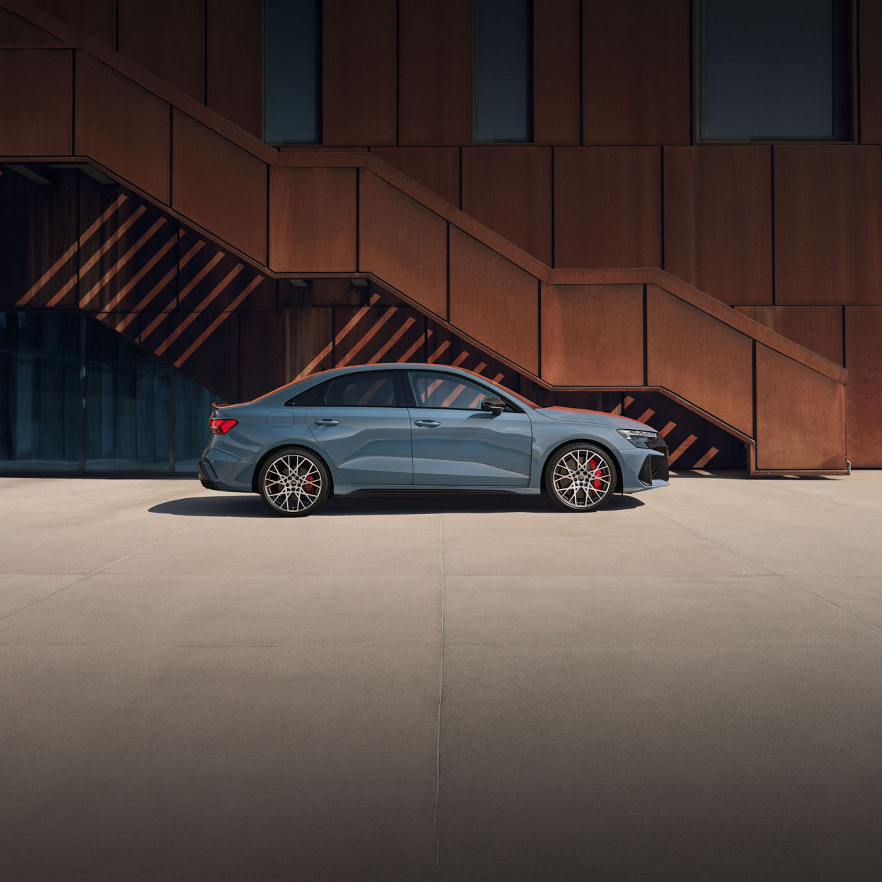Vue latérale de l'Audi RS 3 garée.