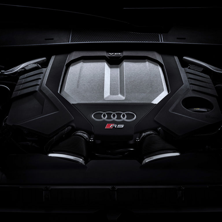 Gros plan du moteur V8 biturbo dans l'Audi RS 6 Avant.