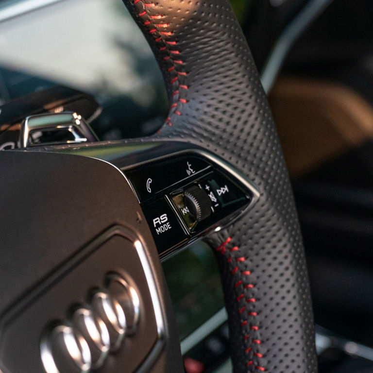 Gros plan du bouton RS Mode de l'Audi RS 7. 