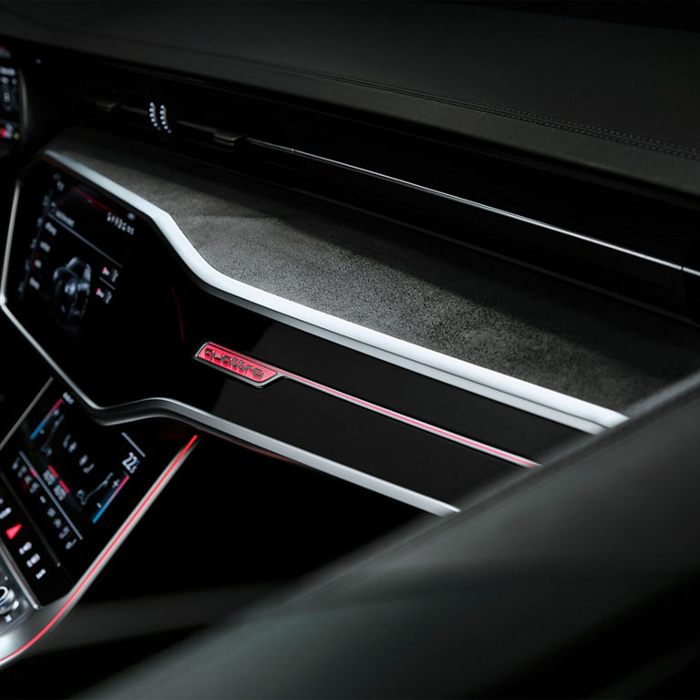 Gros plan du tableau de bord de l’Audi RS 7 Performance de couleur Rouge plus.