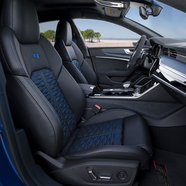 Side profile of the interior of the Audi RS 7 performance in Blue Plus