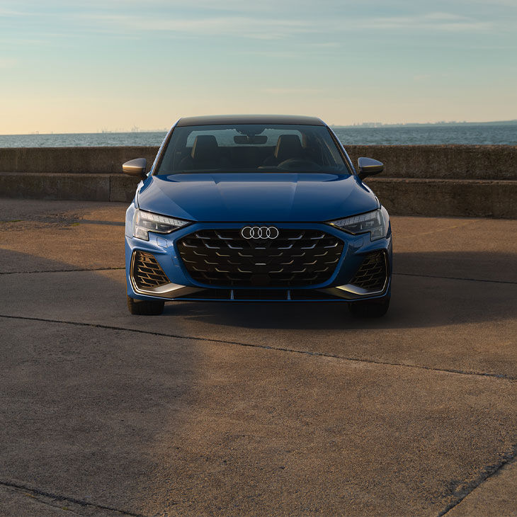 Profil avant d’une Audi S3 bleue garée.