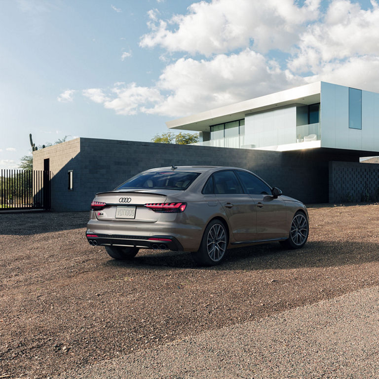 Profil arrière aux trois-quarts de l'Audi S4 Sedan. 