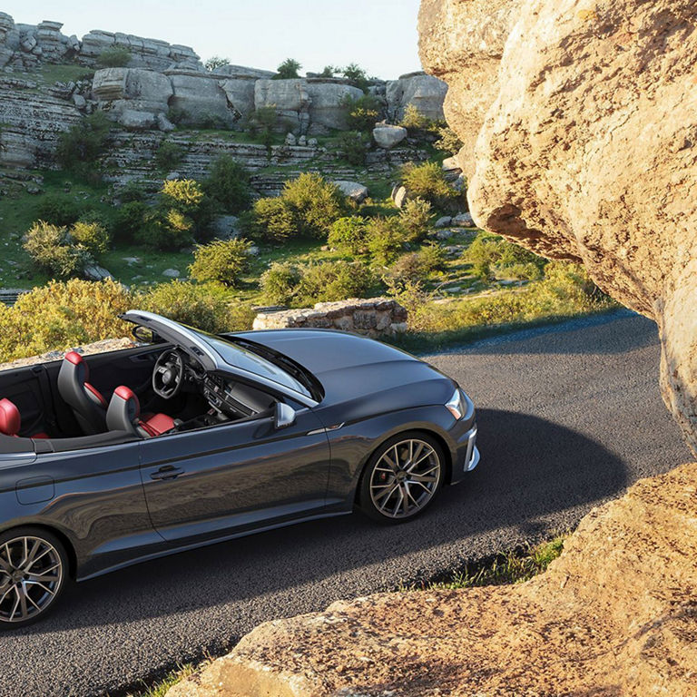Aux trois quarts profil arrière de l'Audi S5 Cabriolet. 