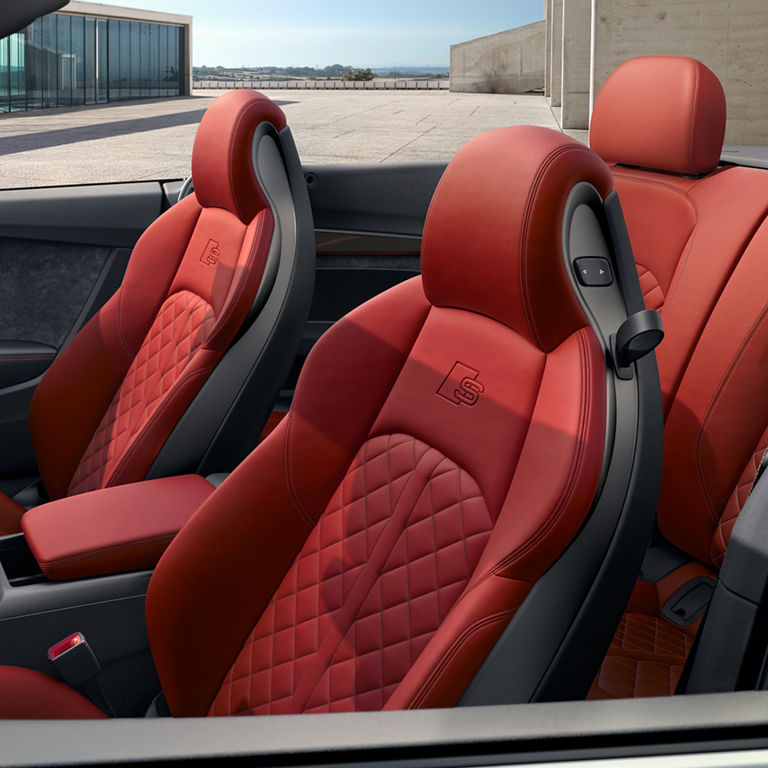 Gros plan des sièges sport S de l’Audi S5 Cabriolet.