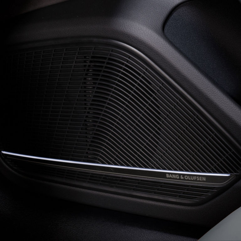 Gros plan des haut-parleurs Bang & Olufsen de l’Audi S5 Cabriolet.