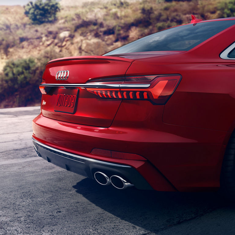 Gros plan du système d’échappement sport dans l'Audi S6 berline.