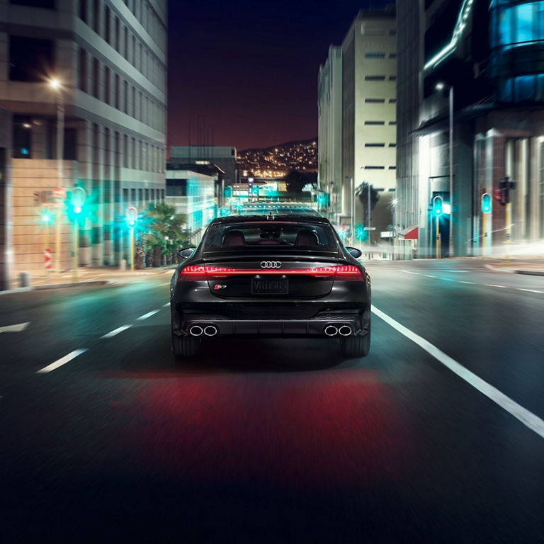 Profil arrière de l'Audi S7 Sportback en déplacement. 