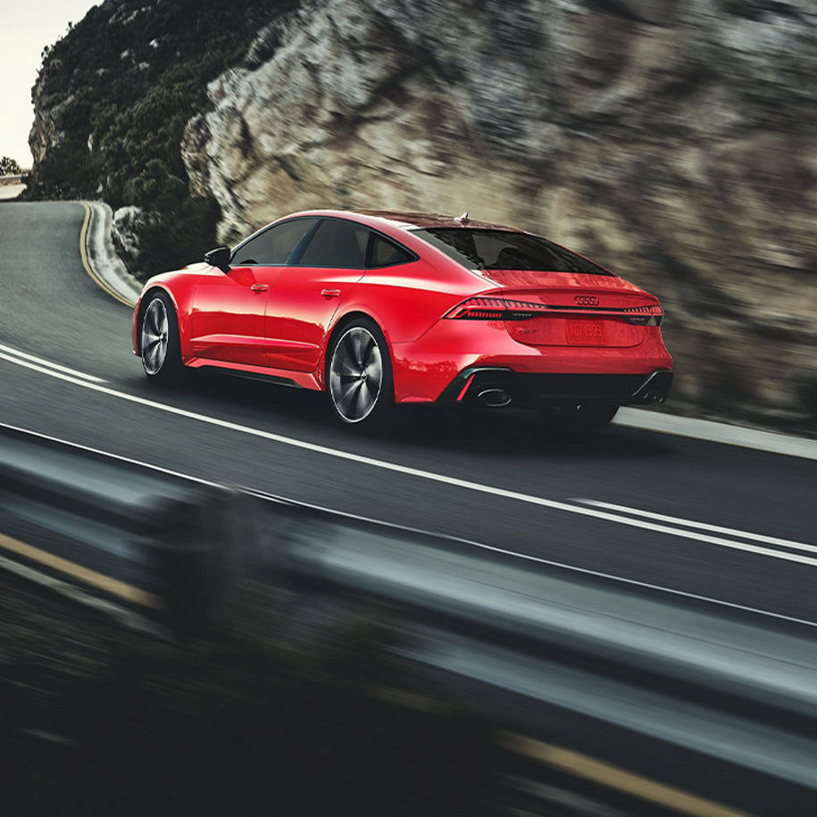 Vue arrière aux trois quarts de l’Audi RS 7 en accélération. 