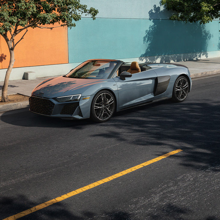 Vue latérale aux trois quarts de l’Audi R8 Spyder garée.