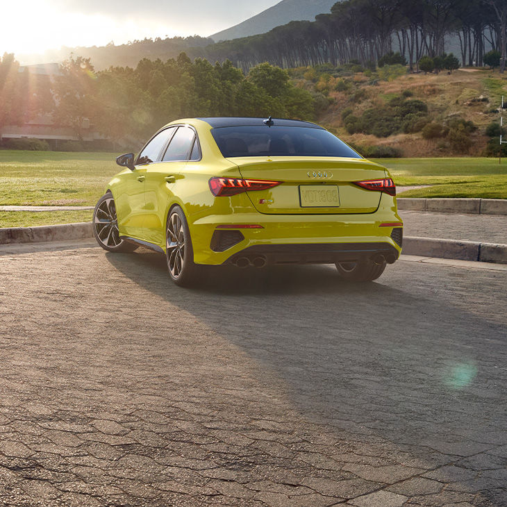 Vue arrière aux trois quarts de l’Audi S3 berline.